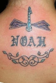 蜻蜓英文字母藤蔓纹身