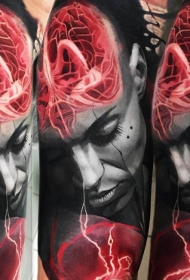 肩部逼真的女人大脑和心脏纹身