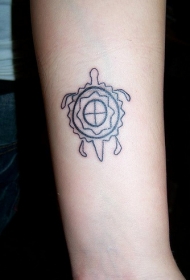 手臂简约趣味小龟纹身图案