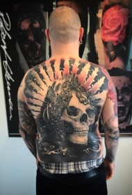 背部大型的部落女子头骨纹身图案