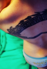 背部黑色编织带纹身图案