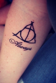 手臂可爱的黑色三角形字母纹身图案