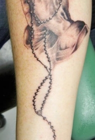 手臂棕色祷告的手和十字架纹身图案