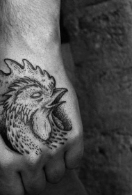 手背黑色点刺公鸡头纹身图案