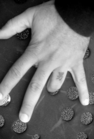 小小的黑色汉字手指纹身图案