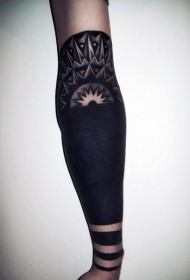 小臂简单的黑白部落风格梵花纹身图案