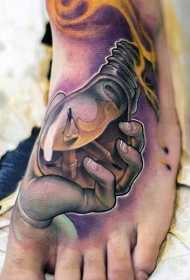 脚背新学校风格的彩色手持灯泡纹身