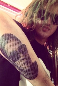 小臂黑白人像太阳镜纹身图案