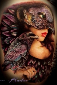 现代传统风格女人戴鸟头盔纹身图案