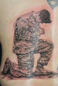 肩部棕色悲伤士兵军事纪念纹身