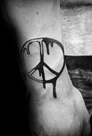 手臂滴落的黑白太平洋标志纹身图案