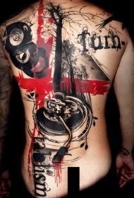 背部彩色的复古唱片和留声机纹身图案