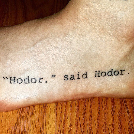 脚背简约的黑色字母纹身图案