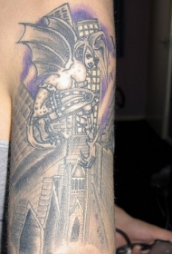 手臂彩色性感的石像鬼市纹身图案