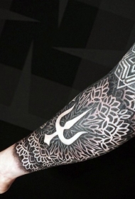 手臂华丽的黑白花朵与三叉戟纹身图案