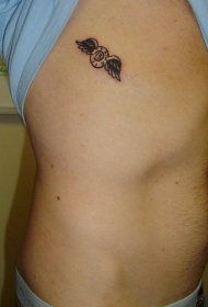 长翅膀的眼球纹身图案