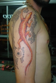 肩部彩色爬行蜥蜴纹身图案