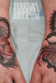 脚背精美的彩色花朵和鸟纹身图案