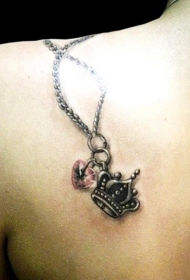 背部逼真的皇冠和心形项链纹身图案