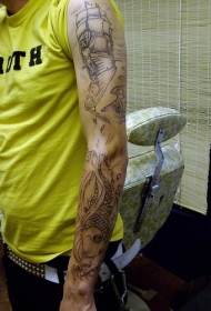 手臂亚洲锦鲤和帆船黑色线条纹身图案