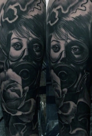 小臂new school黑色女性防毒面具和玫瑰花纹身图案