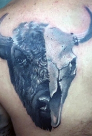 背部写实风格半牛半骷髅纹身图案