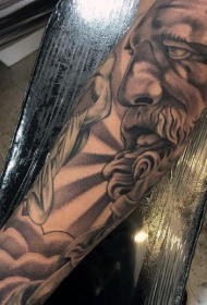 手臂黑灰人像雕塑与云朵纹身图案