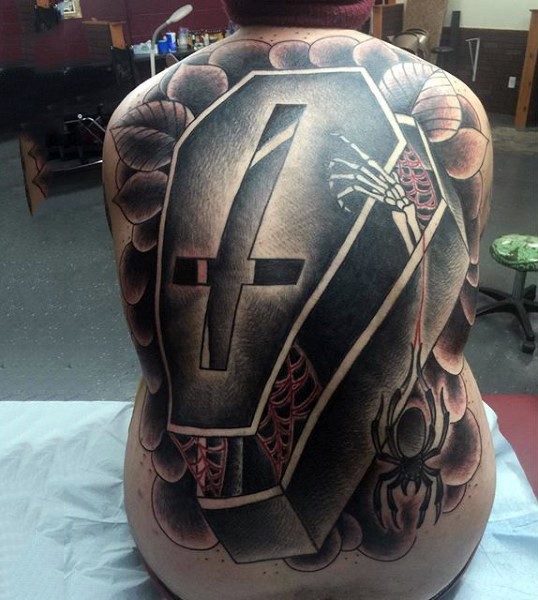 背部巨大的五彩棺材骨架和蜘蛛纹身图案
