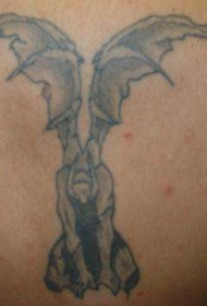 背部灰色有翼的石像鬼纹身图案