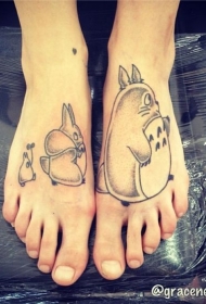 脚背很棒的黑白卡通龙猫纹身图案