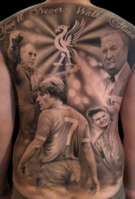 满背黑灰足球运动员和字母纹身图案