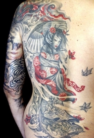 灰色和红色的日本艺妓背部纹身图案