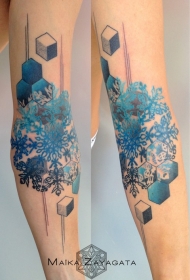 小臂说明风格美丽的雪花与立方体纹身图案