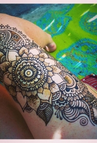 腿部彩色令人印象深刻的印花图腾纹身