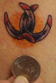 肩部彩色小小的马蹄铁纹身图案