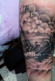 小腿黑灰海面下沉的船纹身图案