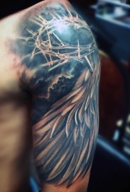 肩部逼真的皇冠和羽毛荆棘纹身图案