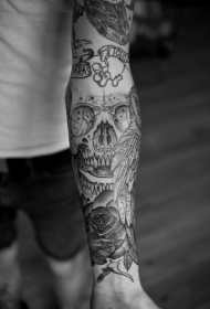 手臂有趣的灰色墨水头骨与翅膀纹身图案