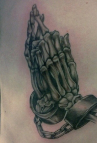 侧肋黑灰铁链骷髅手纹身图案