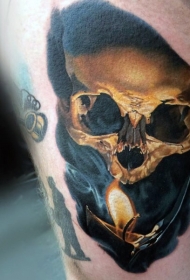 腿部写实彩色骷髅与蜡烛纹身图案