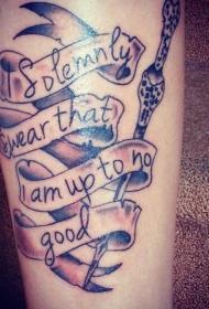 黑色旗帜字母与神秘的剑纹身图案