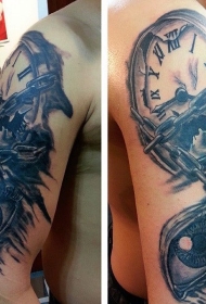 手臂黑灰写实铁链眼睛钟表纹身图案