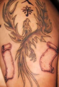 肩部黑灰色文字与凤凰纹身图案