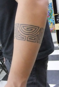 手臂大几何灰色墨水图腾纹身图案