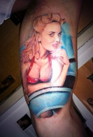 非常逼真的性感女人手臂纹身图案