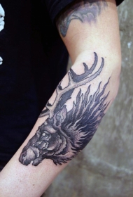 手臂绘画风格黑色老鹿头纹身图案