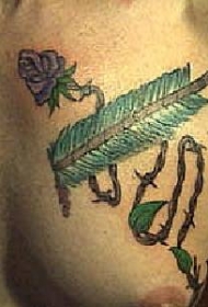胸部玫瑰和箭藤蔓纹身图案