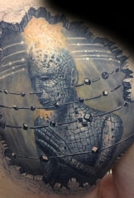 3D肩胛骨怪异的雕像与火焰纹身图案