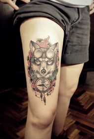 腿部旧学校滑稽狼与老式时钟纹身