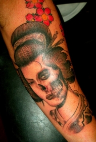小臂复古风格的黑色恐怖僵尸艺妓画像纹身图案